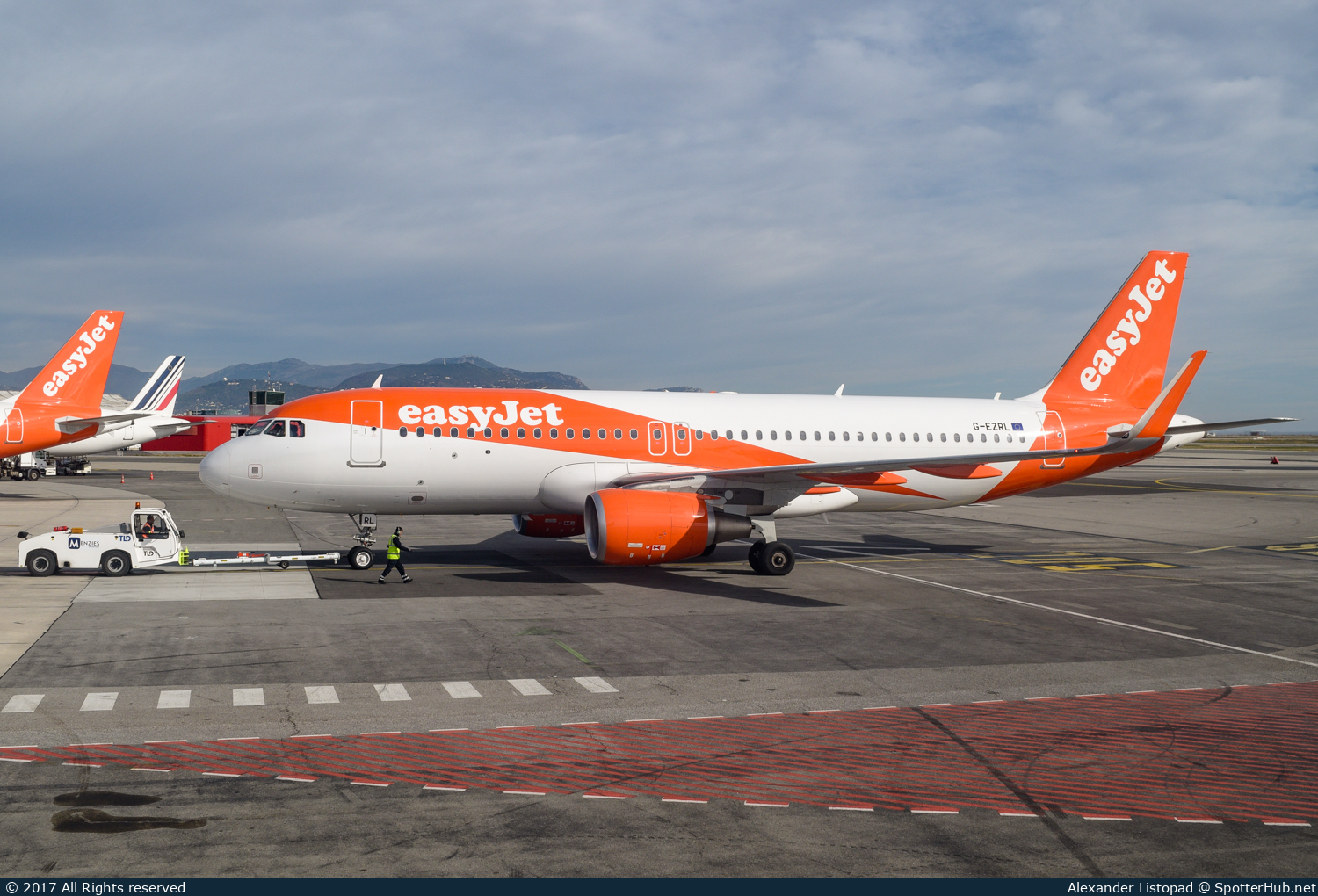 Photo of G-EZRL - Airbus A320-214 operated by easyJet