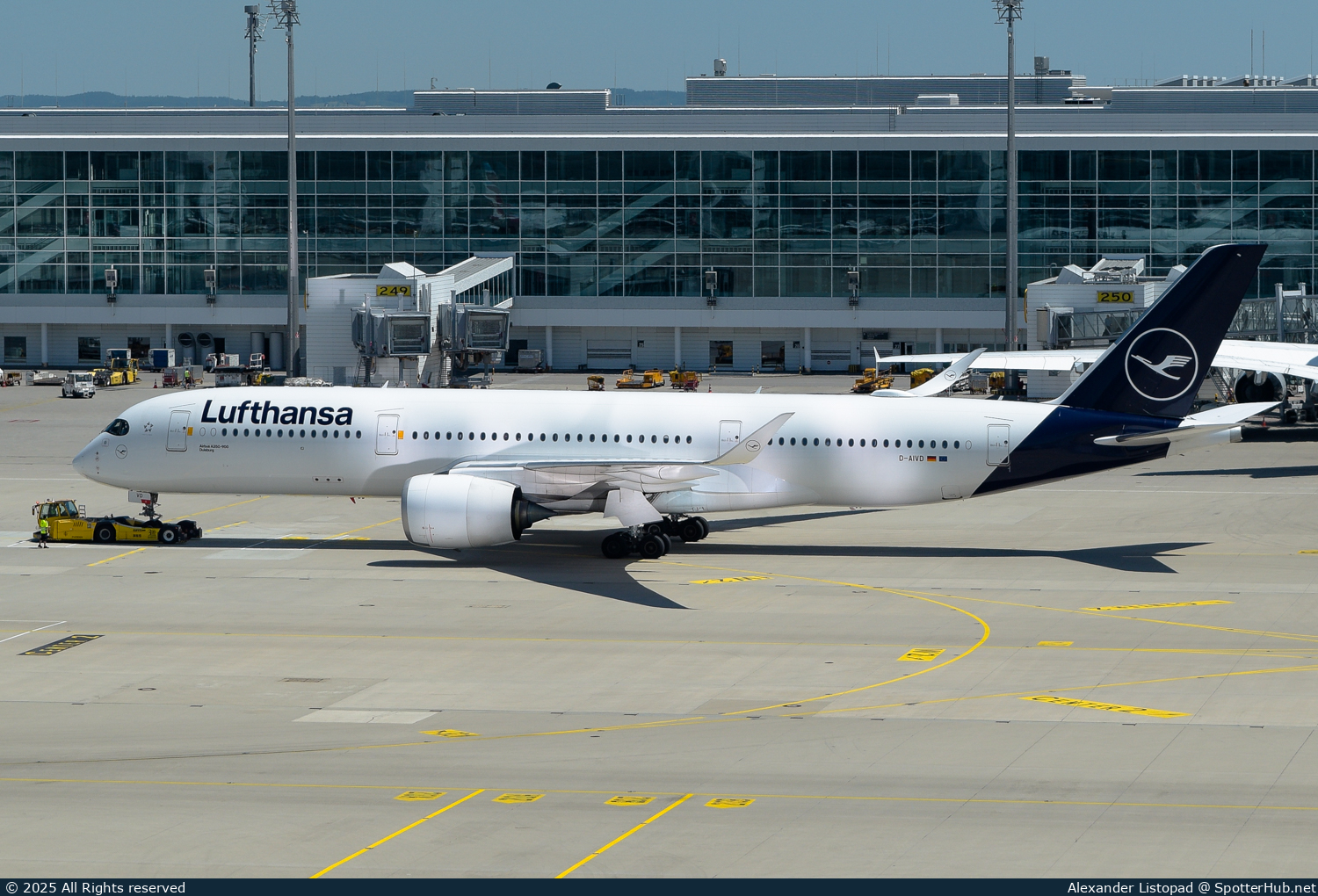 Photo of D-AIVD - Airbus A350-941 operated by Lufthansa