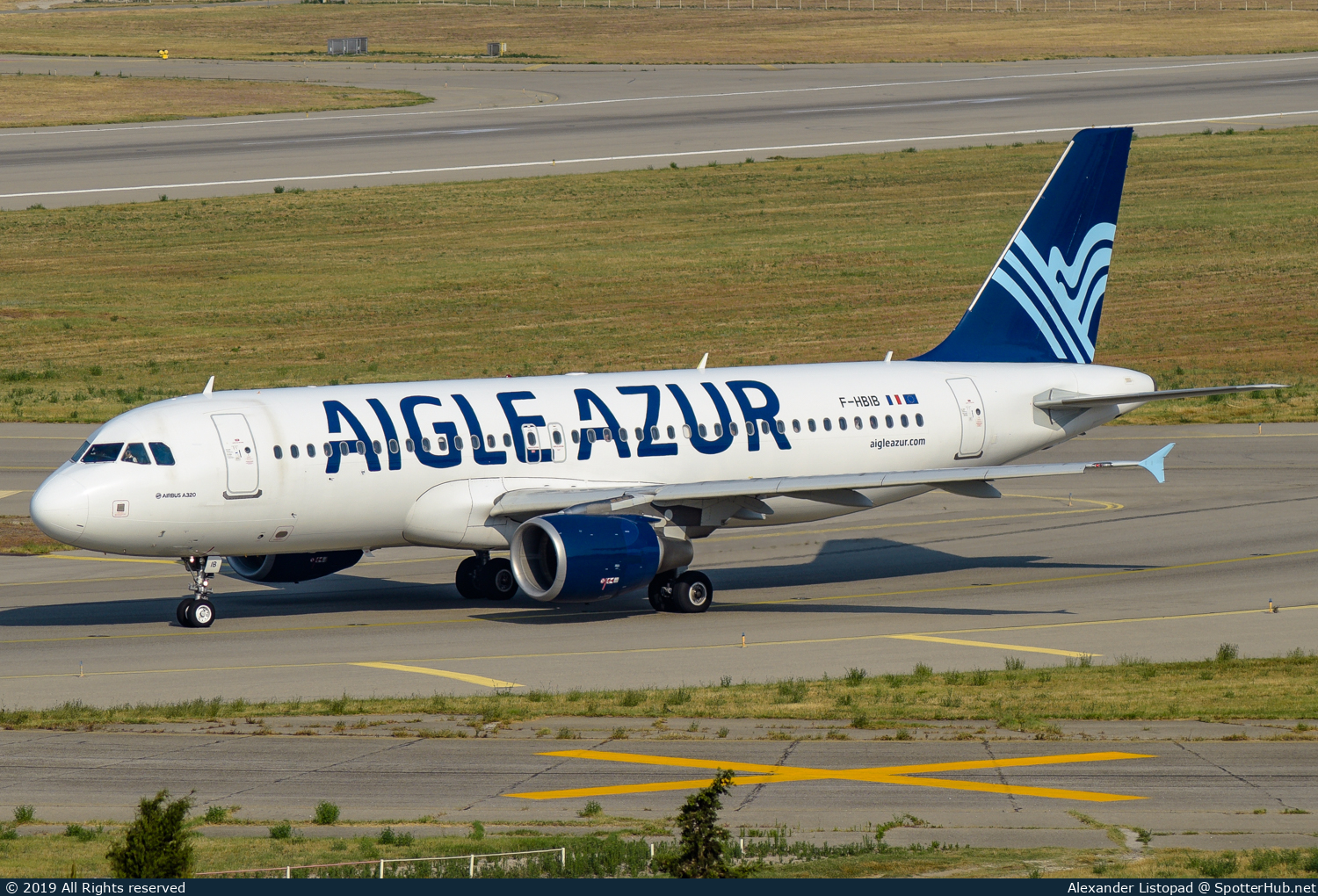 Photo of F-HBIB - Airbus A320-214 operated by Aigle Azur