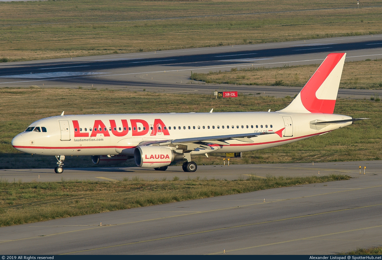 Photo of OE-LOS - Airbus A320-214 operated by Laudamotion
