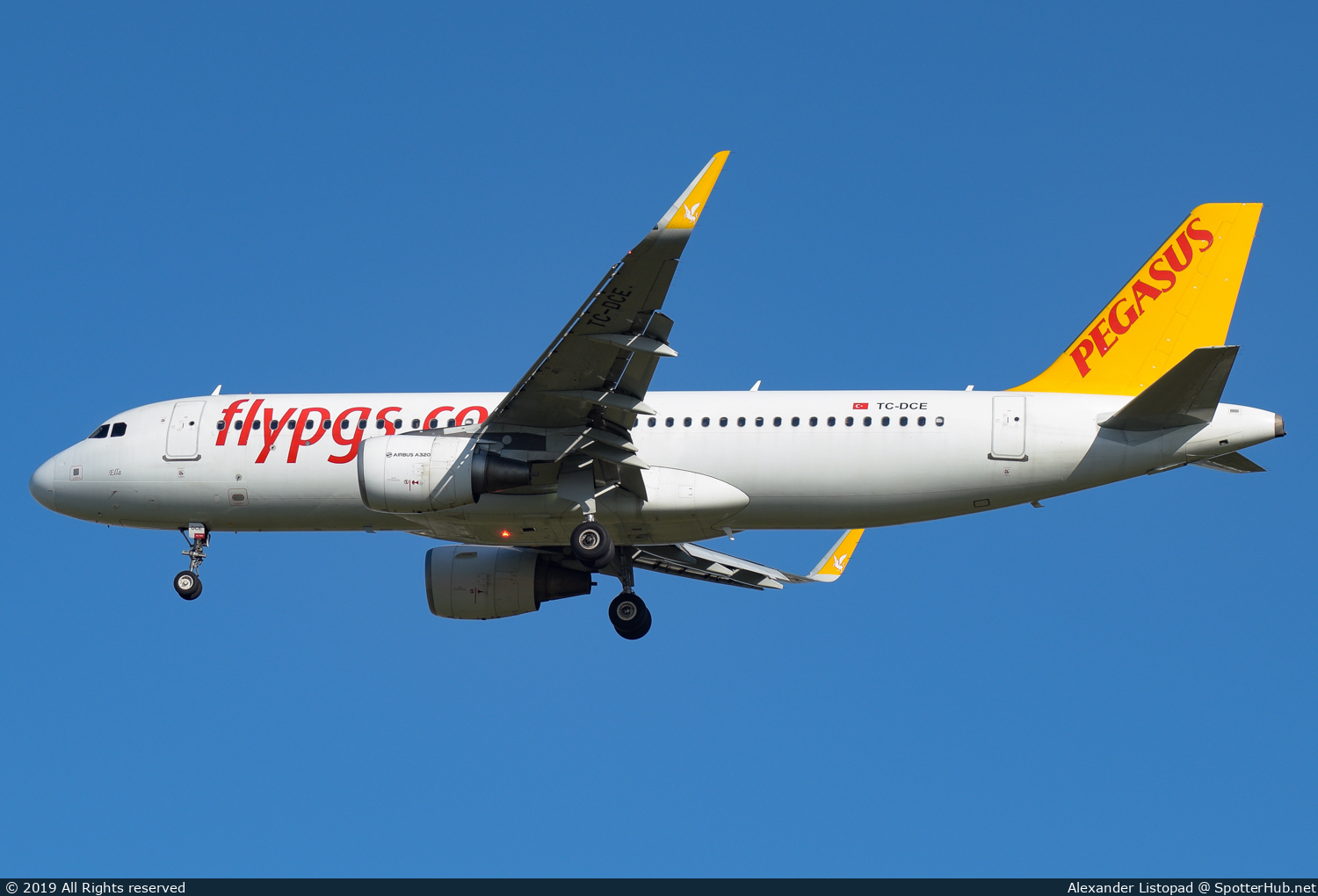 Photo of TC-DCE - Airbus A320-214 operated by Pegasus Airlines