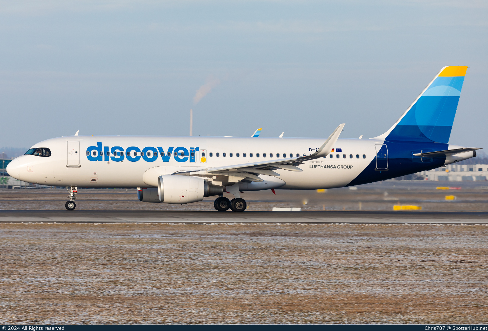 Photo of D-AIUU - Airbus A320-214 operated by Discover Airlines