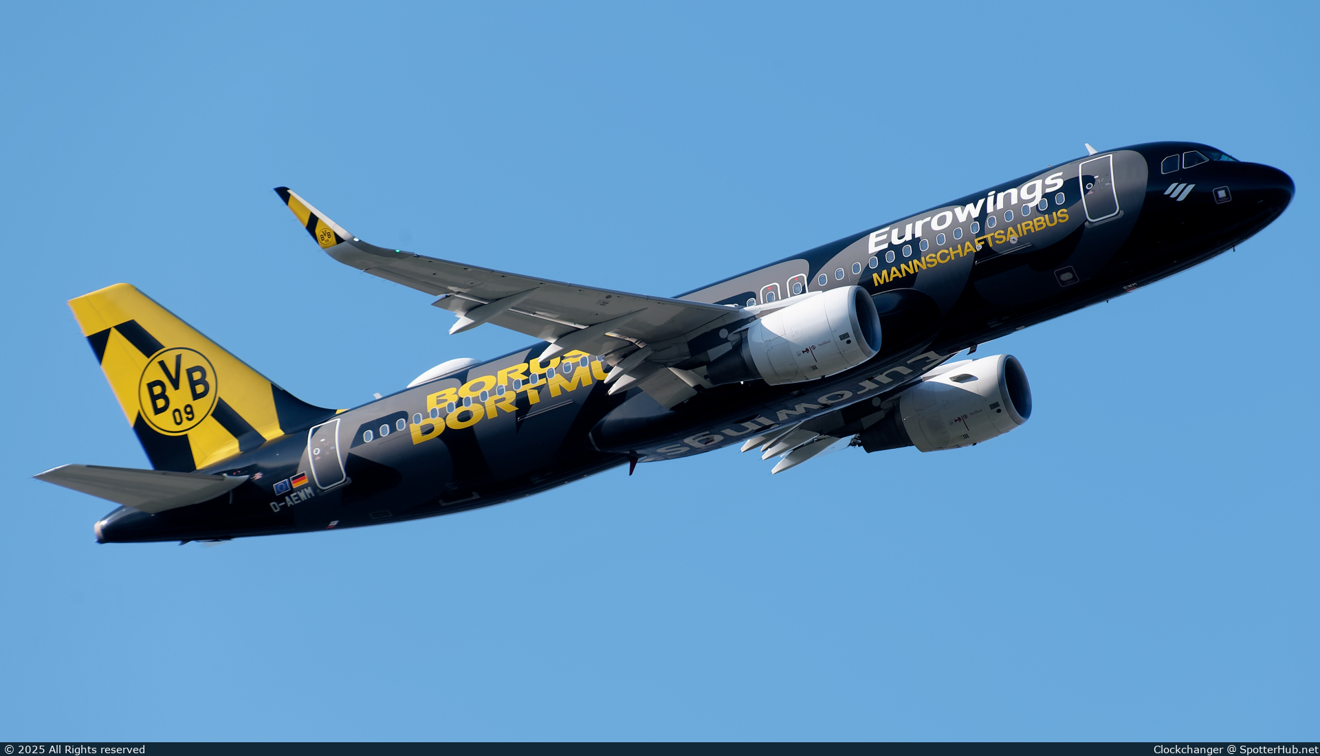 Photo of D-AEWM - Airbus A320-214 operated by Eurowings