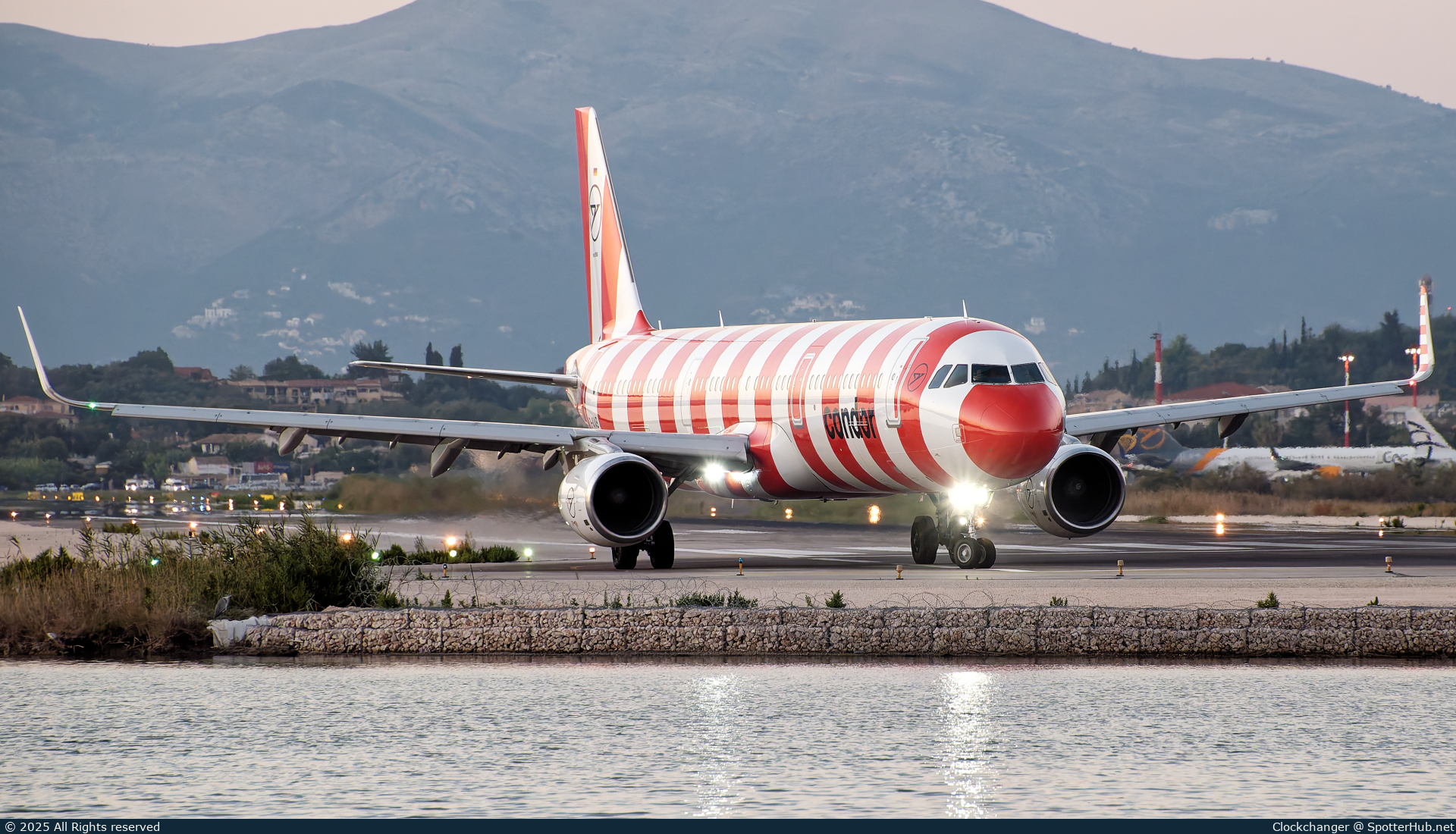 Photo of D-AIAB - Airbus A321-211 operated by Condor
