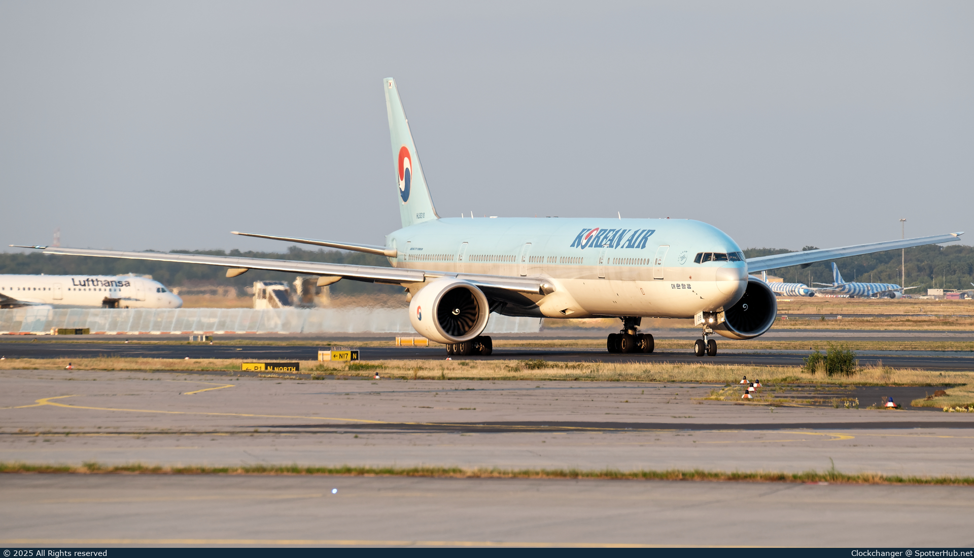 Photo of HL8218 - Boeing 777-3B5(ER) operated by Korean Air