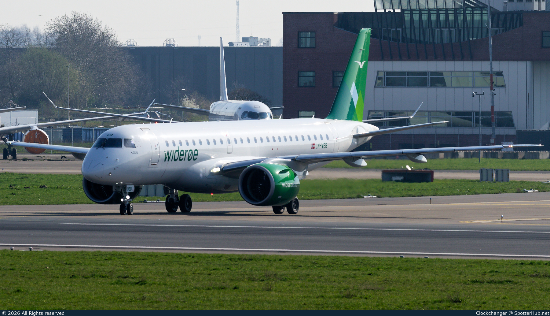 Photo of LN-WEB - Embraer ERJ-190-E2 operated by Widerøe