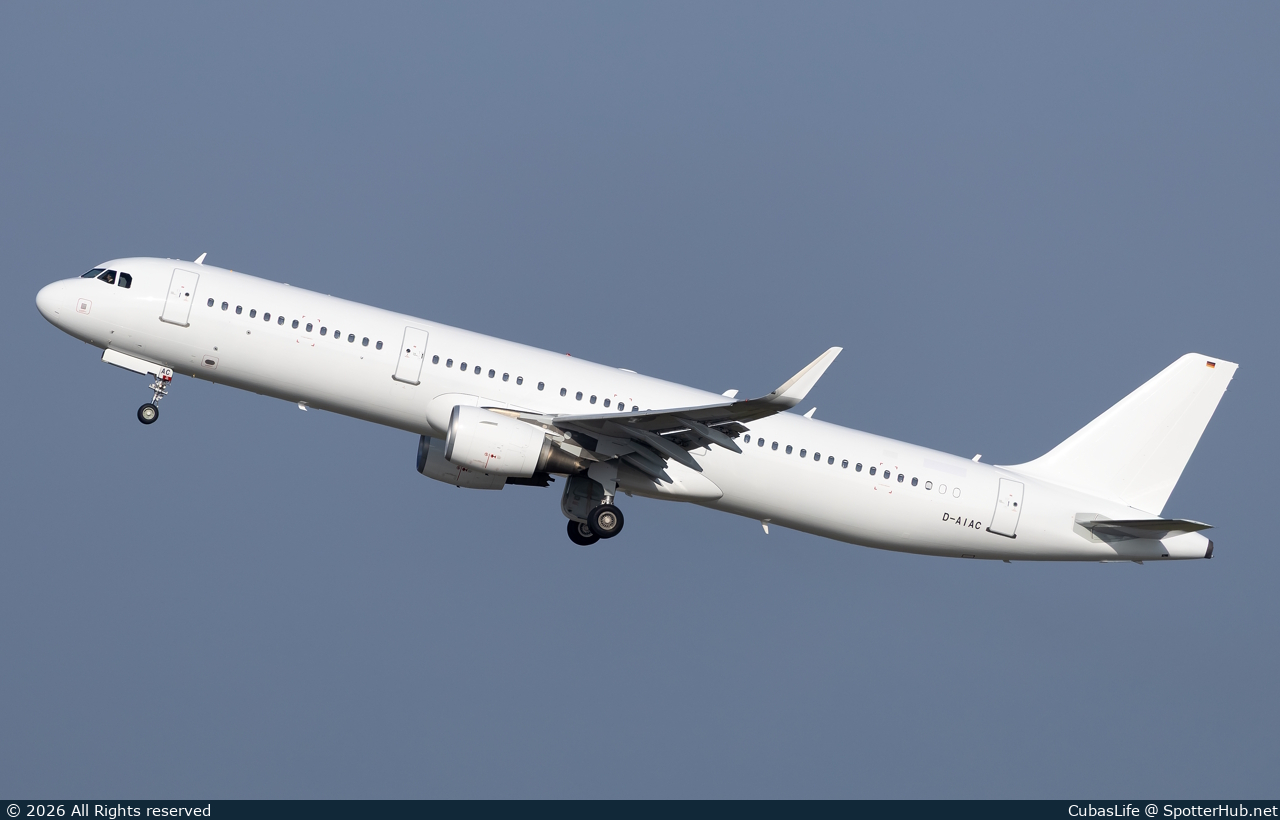 Photo of D-AIAC - Airbus A321-211 operated by Condor