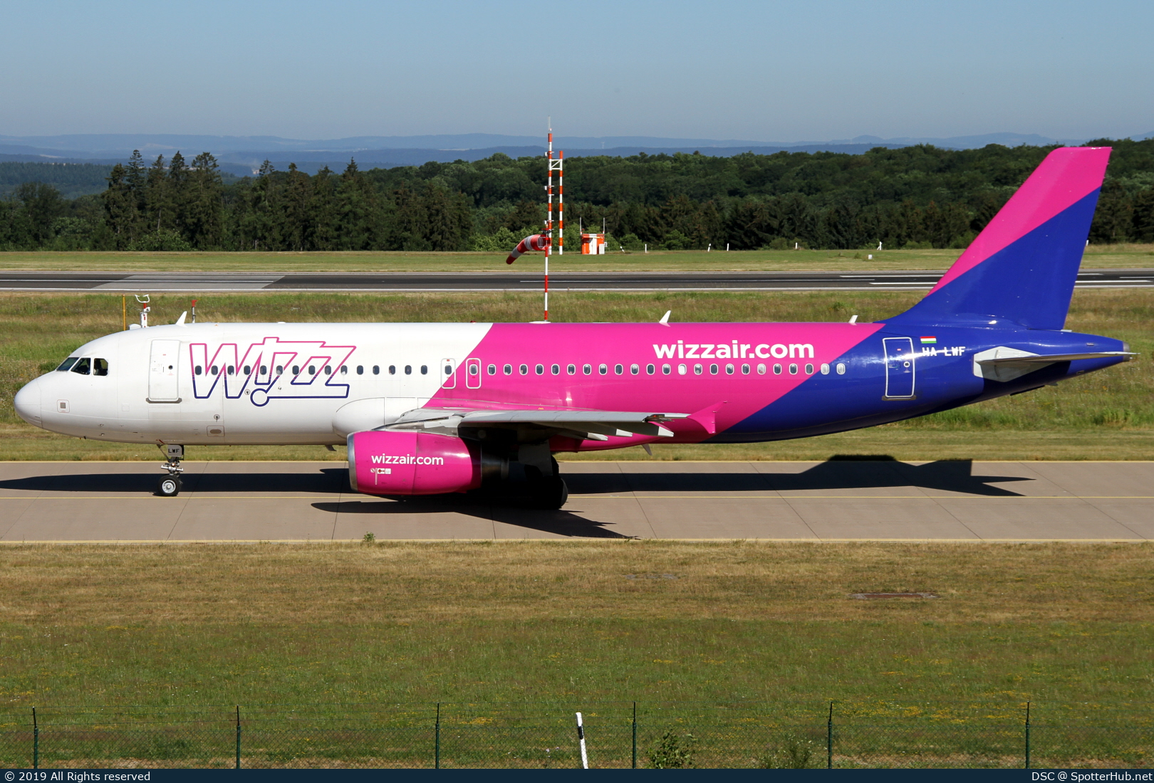 Photo of HA-LWF - Airbus A320-232 operated by Wizz Air