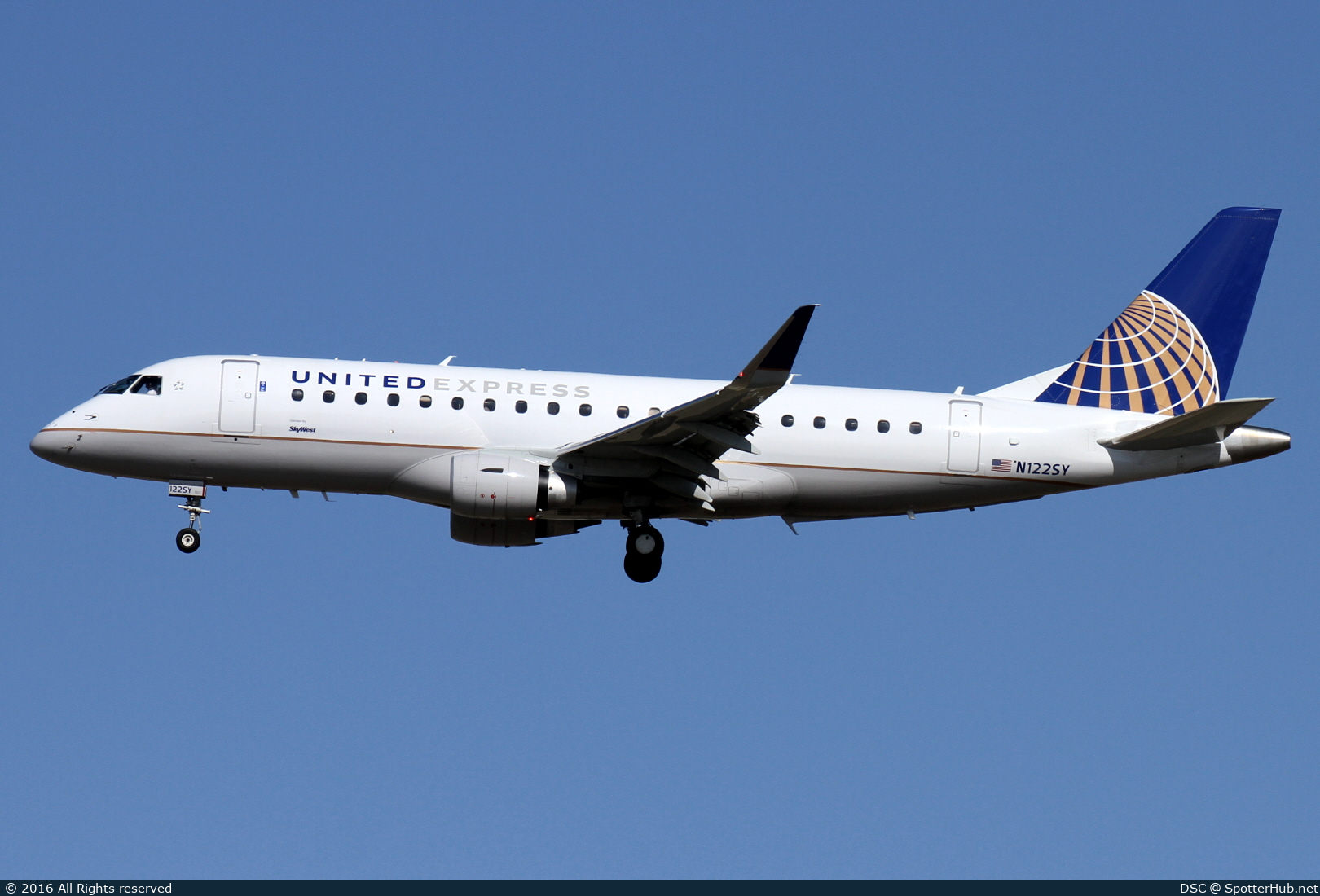 Photo of N122SY - Embraer ERJ-175LR operated by United Express (opb SkyWest Airlines)