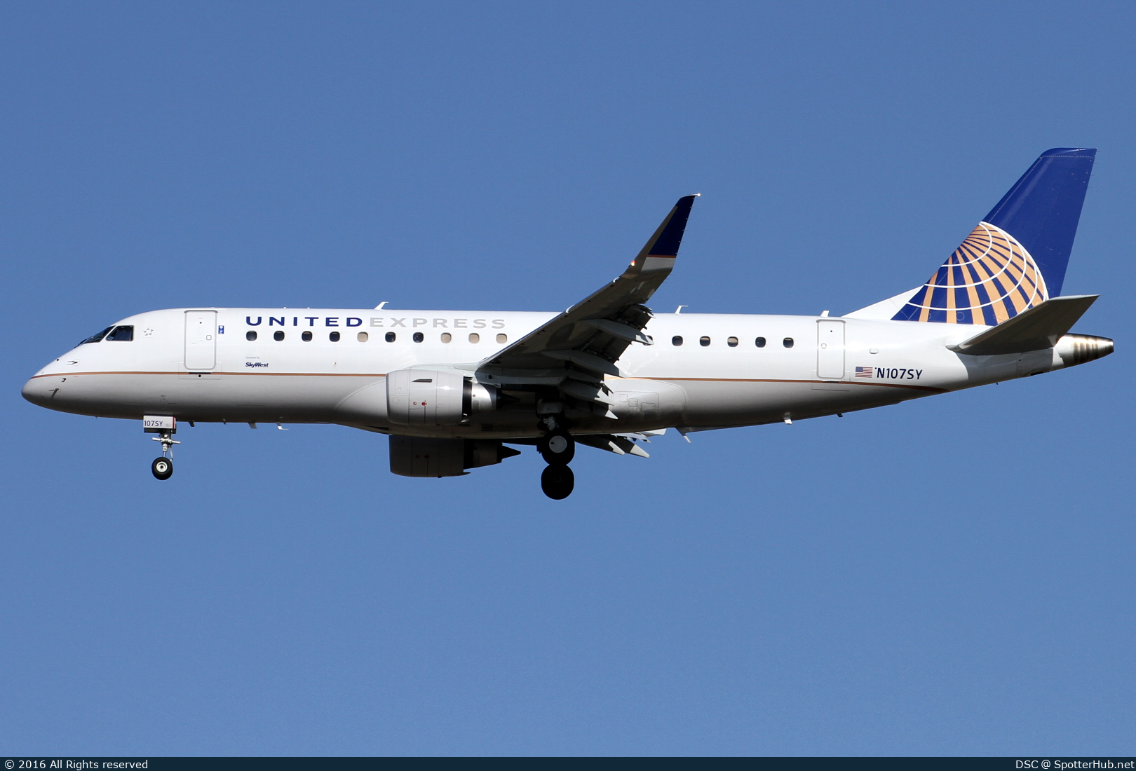 Photo of N107SY - Embraer ERJ-175LR operated by United Express (opb SkyWest Airlines)