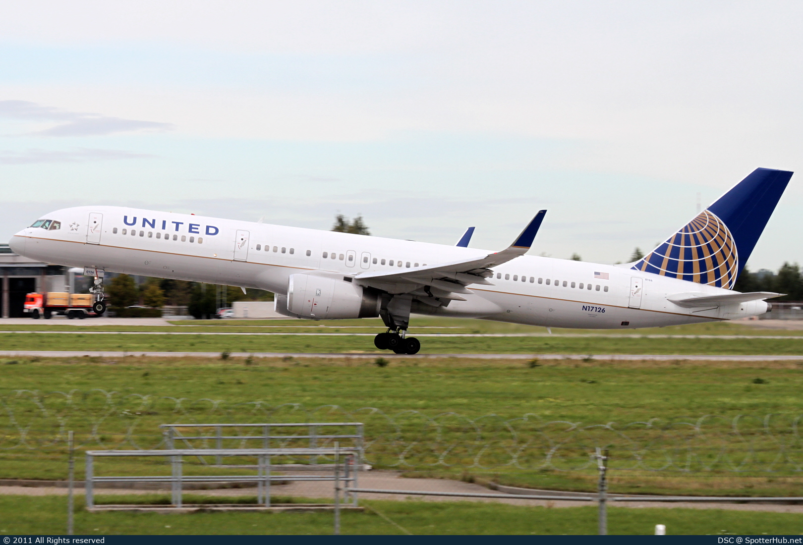 Photo of N17126 - Boeing 757-224 operated by United Airlines