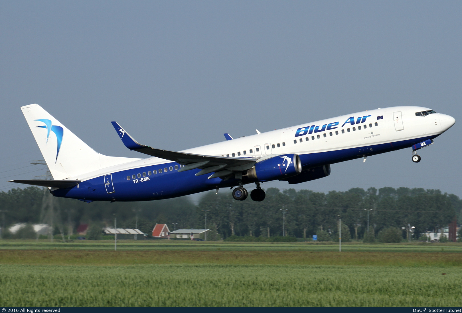 Photo of YR-BME - Boeing 737-86N operated by Blue Air