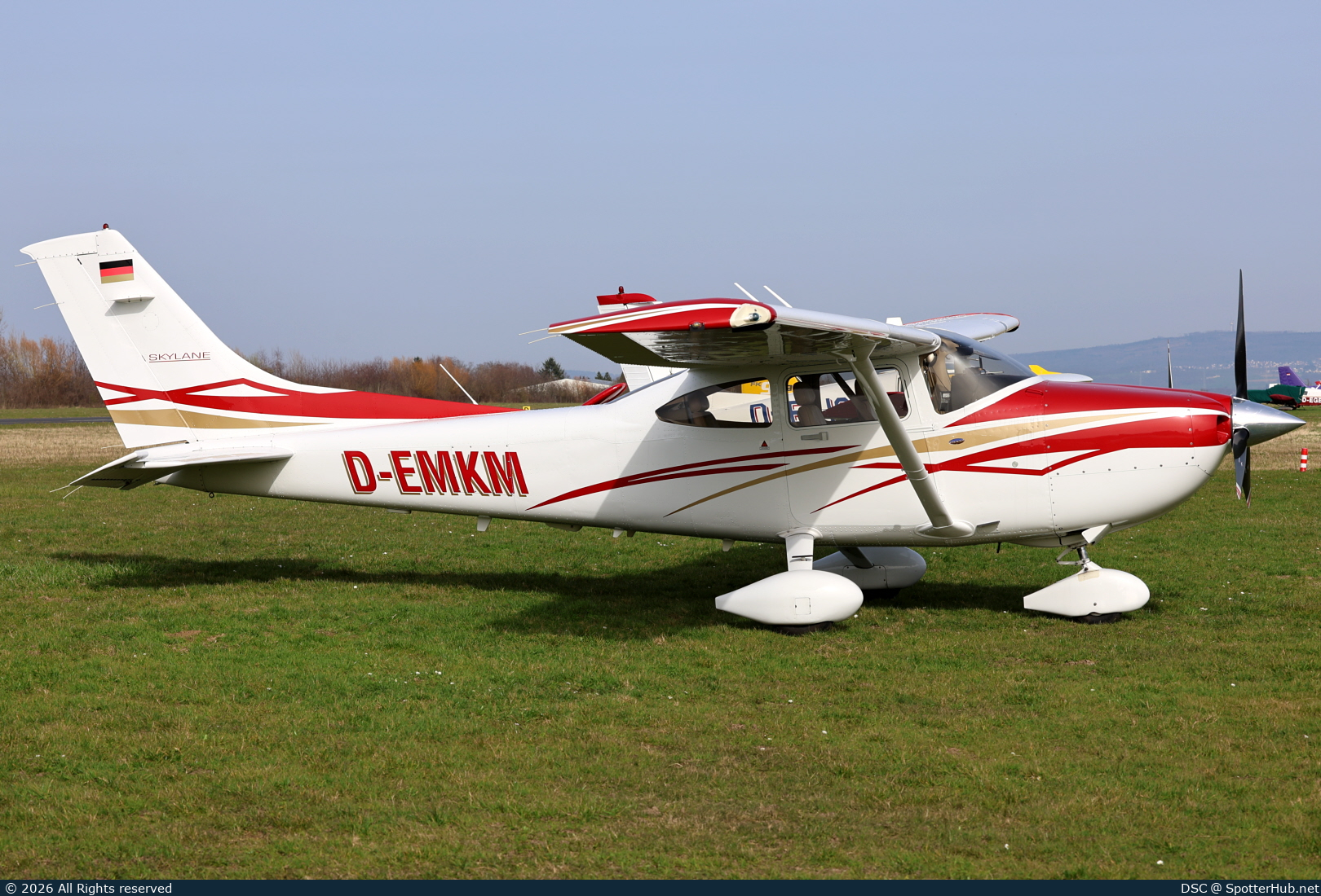 Photo of D-EMKM - Cessna 182T Skylane operated by Private