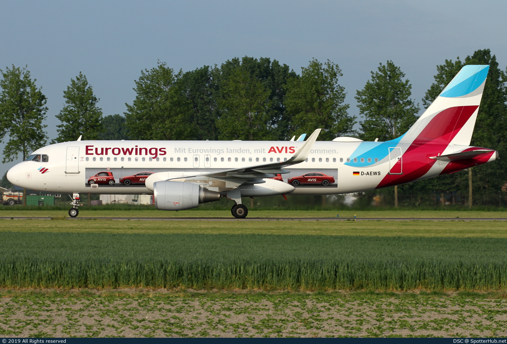 Photo of D-AEWS - Airbus A320-214 operated by Eurowings