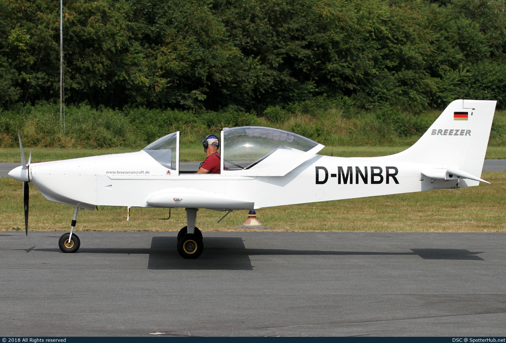 Photo of D-MNBR - Breezer B400 operated by Private