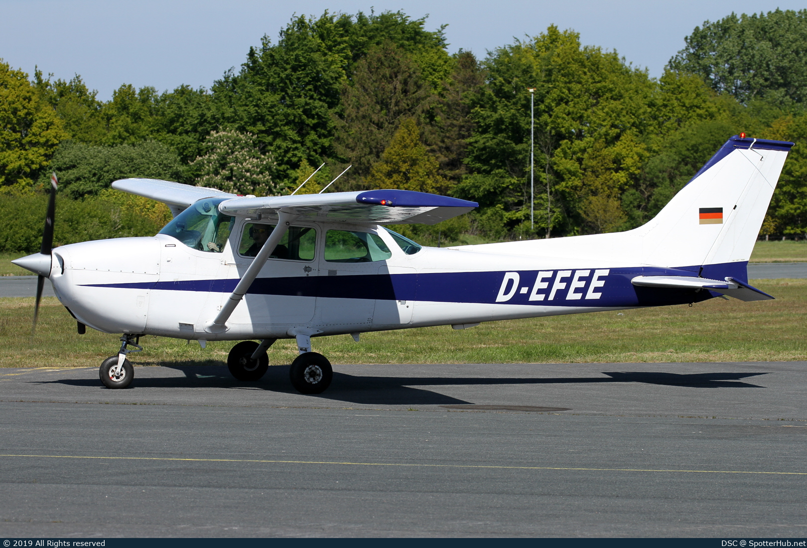 Photo of D-EFEE - Cessna 172M Skyhawk operated by Hanseatischer Fliegerclub Bremen