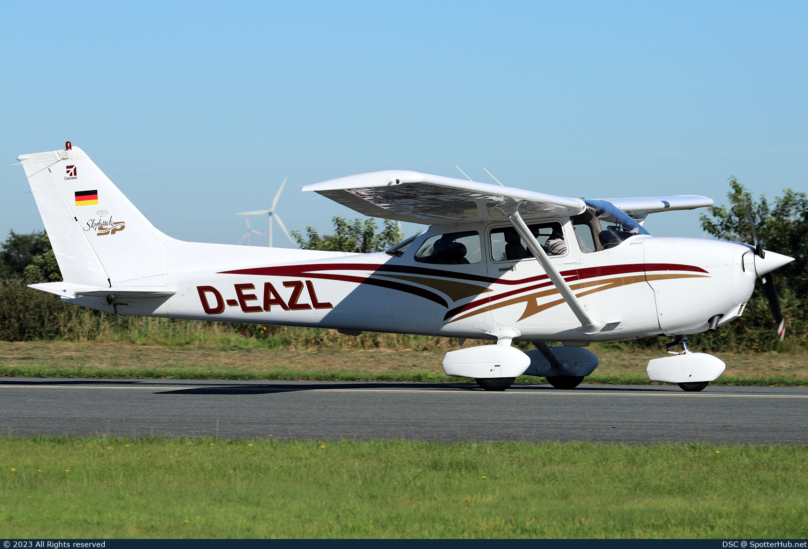 Photo of D-EAZL - Cessna 172S Skyhawk SP operated by Flieger Club Leer