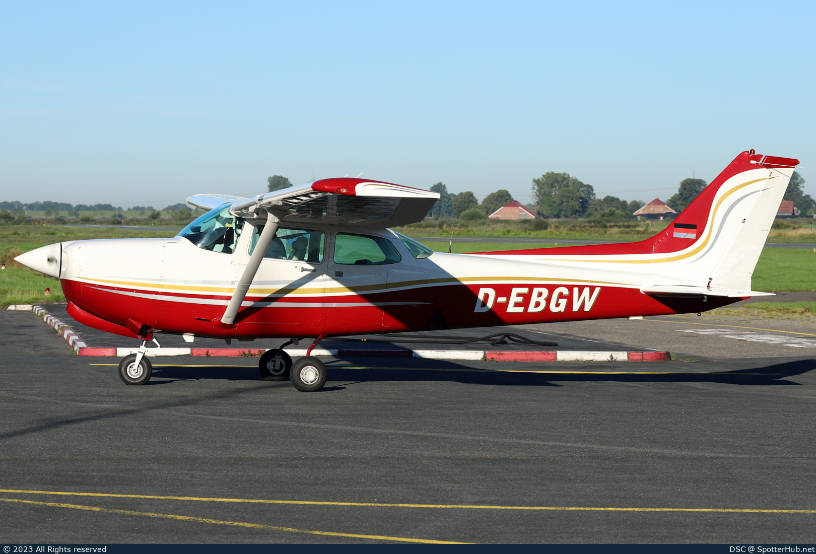 Photo of D-EBGW - Cessna 172RG Cutlass RG II operated by Private