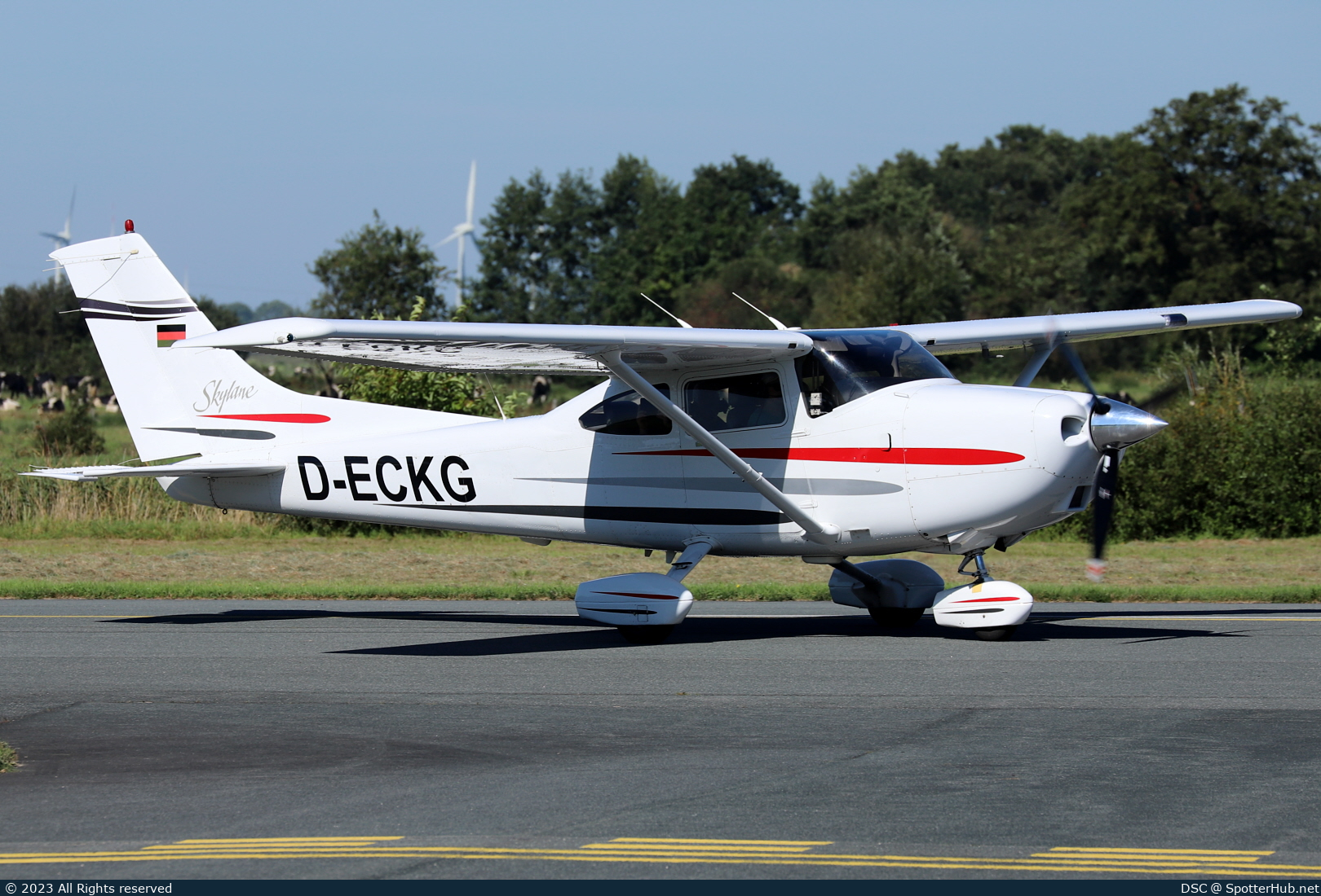 Photo of D-ECKG - Cessna 182S Skylane operated by Private