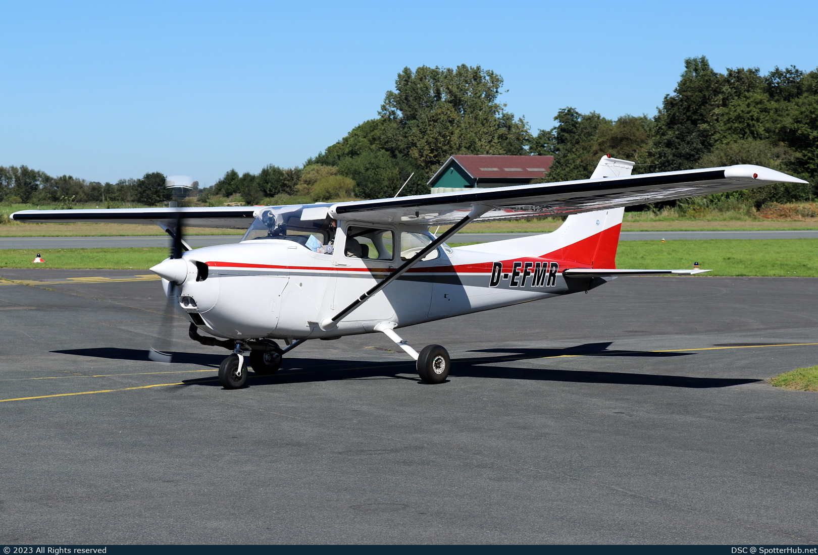 Photo of D-EFMR - Reims-Cessna F172M Skyhawk operated by Private