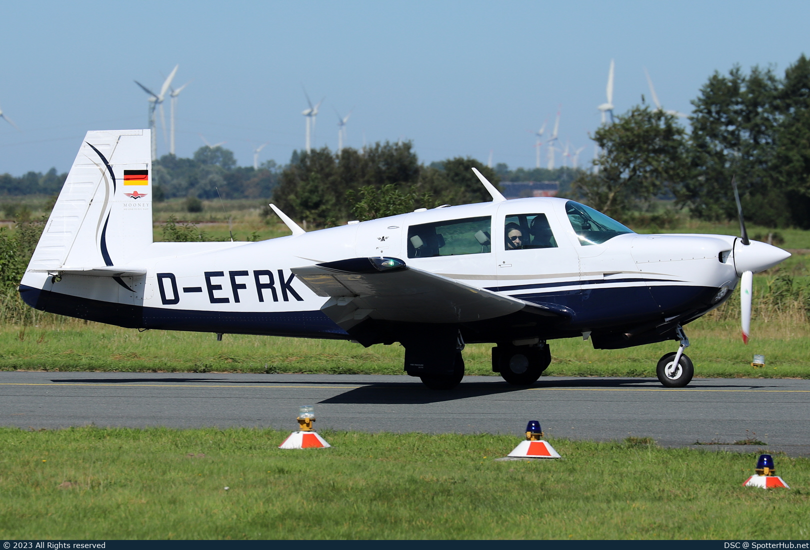 Photo of D-EFRK - Mooney M20J 201 operated by Private