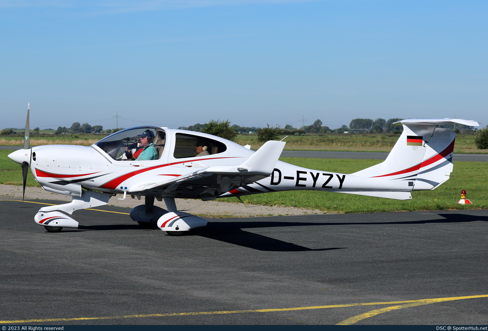 Photo of D-EYZY - Diamond DA40 NG Diamond Star operated by Flieger Club Leer