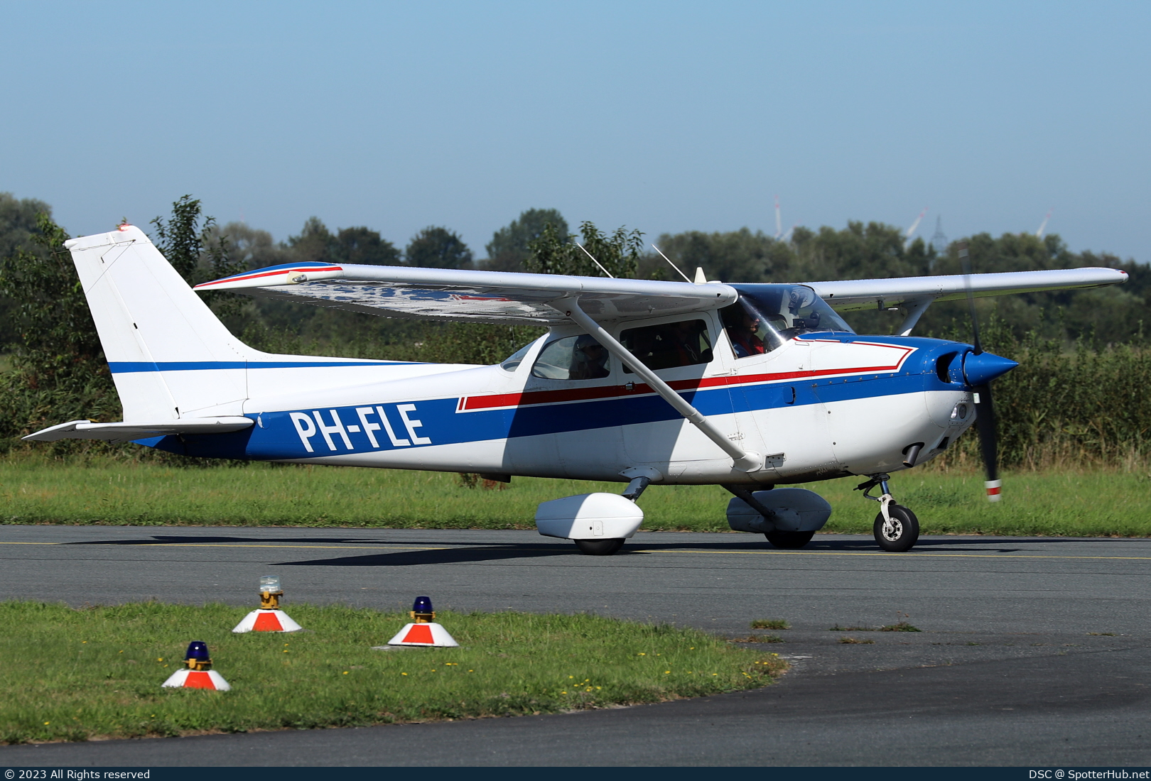 Photo of PH-FLE - Reims-Cessna F172N Skyhawk II operated by Private