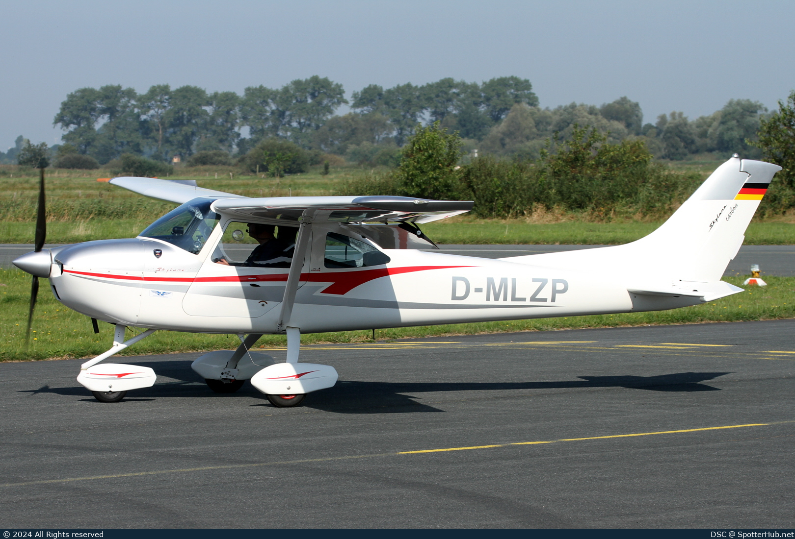 Photo of D-MLZP - AirLony Skylane operated by Private