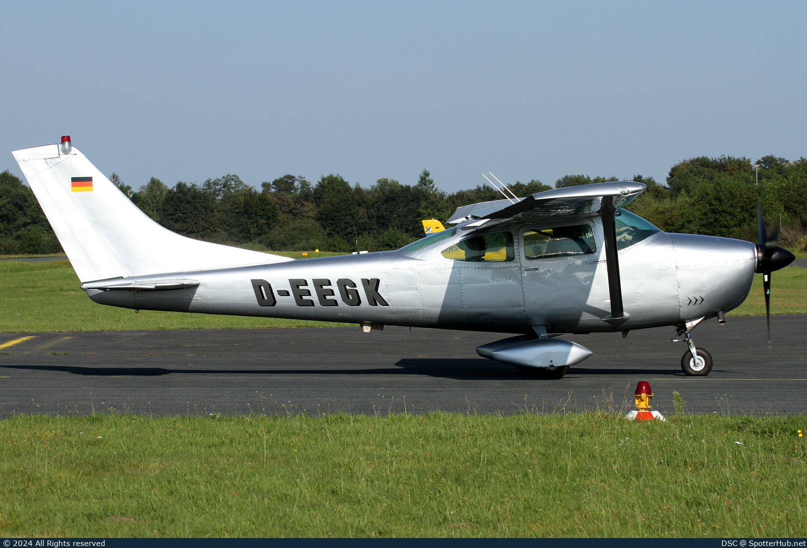 Photo of D-EEGK - Cessna 182J Skylane operated by Private