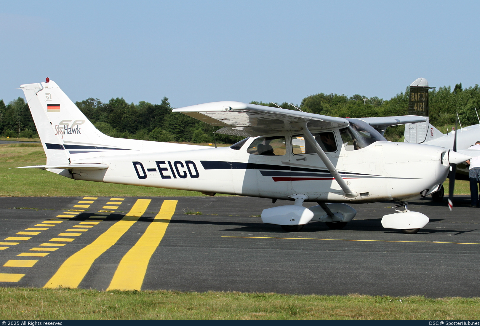Photo of D-EICD - Cessna 172S Skyhawk SP operated by Private