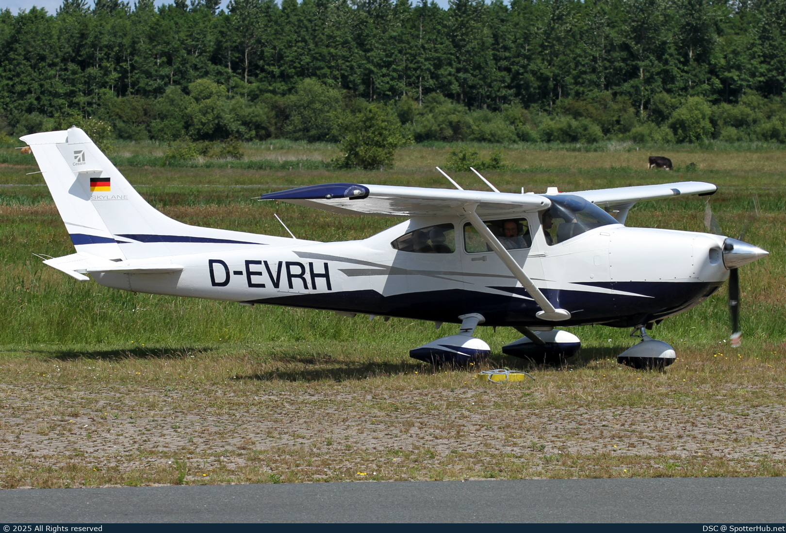 Photo of D-EVRH - Cessna 182T Skylane operated by Flugsportverein Herrenberg