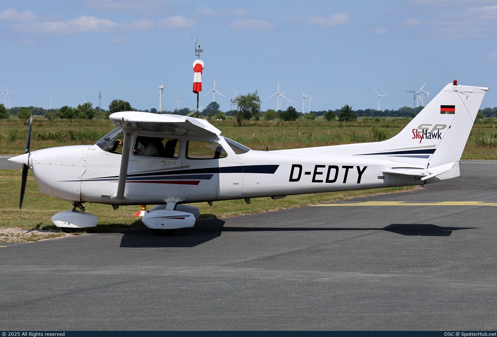 Photo of D-EDTY - Cessna 172S Skyhawk SP operated by Motorfliegerclub Schwäbisch Hall