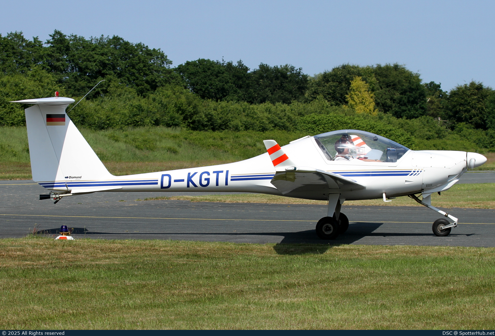 Photo of D-KGTI - Diamond HK36TTC Super Dimona operated by Sportflug Niederberg