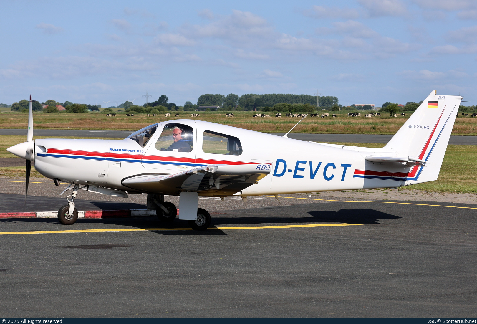 Photo of D-EVCT - Ruschmeyer R90-230RG operated by Private