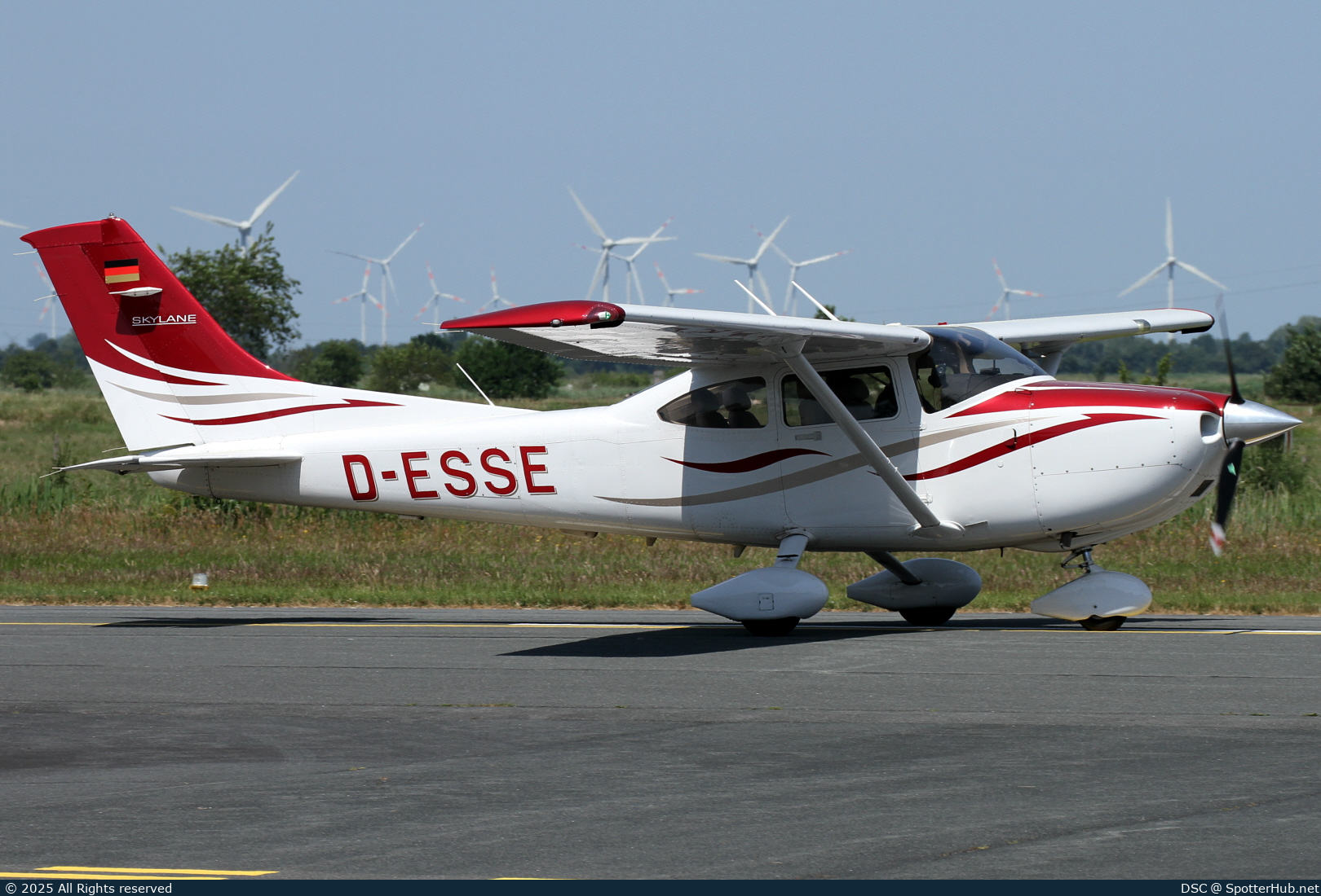 Photo of D-ESSE - Cessna 182T Skylane operated by Private