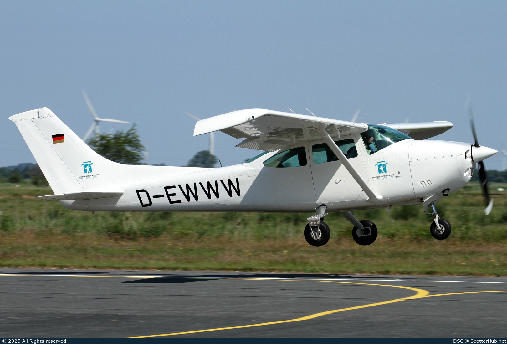 Photo of D-EWWW - Cessna 182Q Skylane operated by Fallschirmsport-Club Westerstede