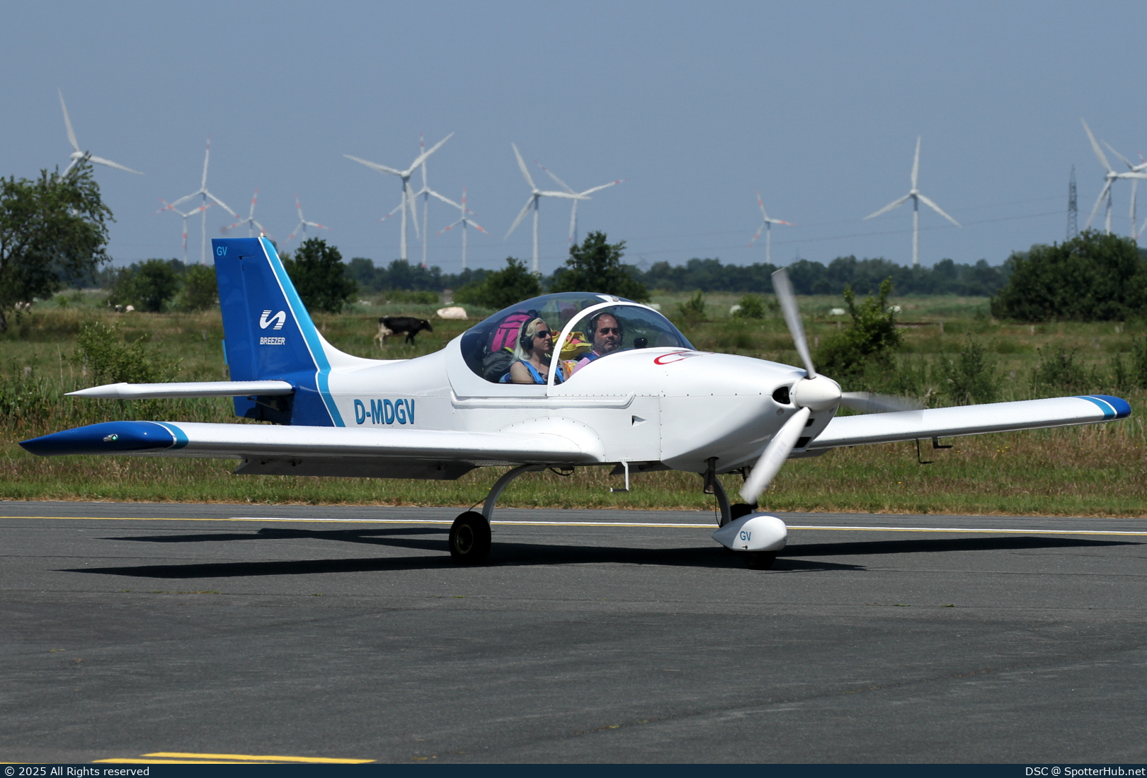 Photo of D-MDGV - Breezer B400 operated by Private