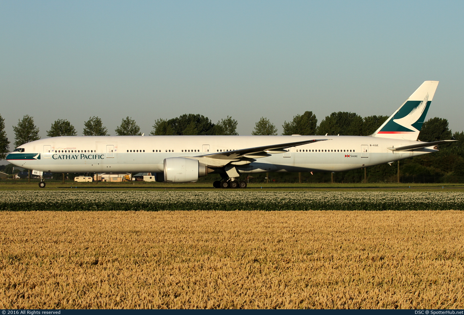 Photo of B-KQE - Boeing 777-367(ER) operated by Cathay Pacific Airways