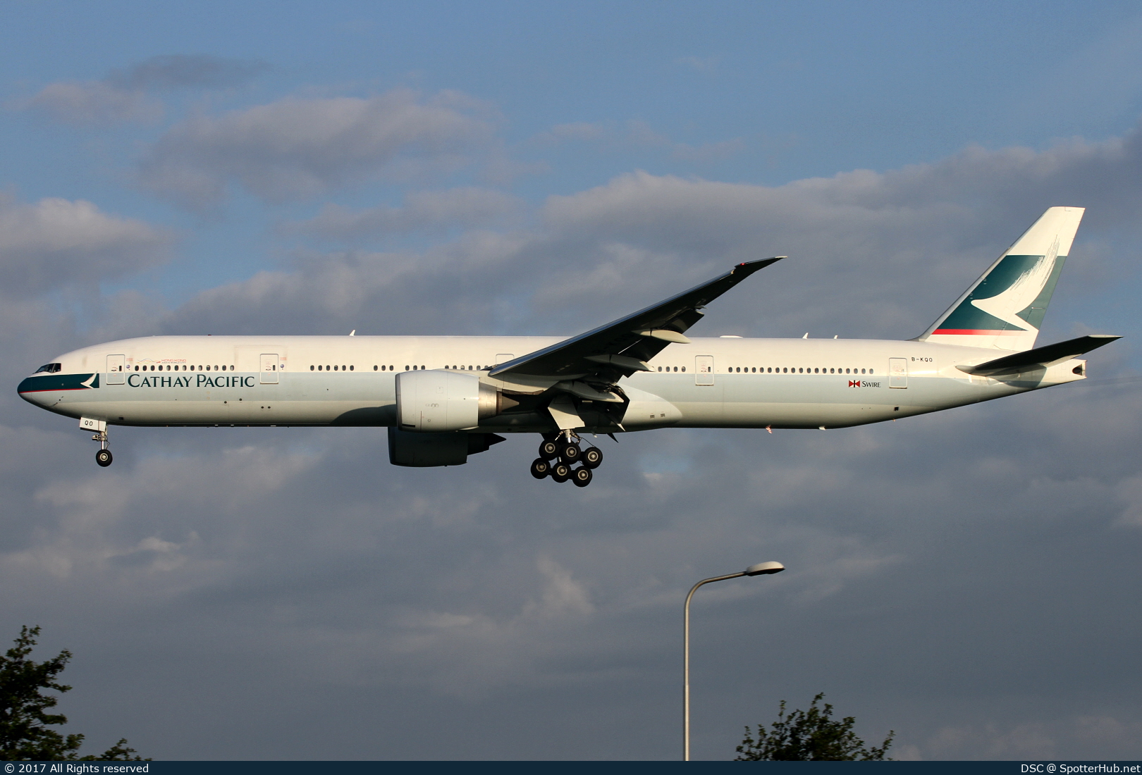 Photo of B-KQO - Boeing 777-367(ER) operated by Cathay Pacific Airways