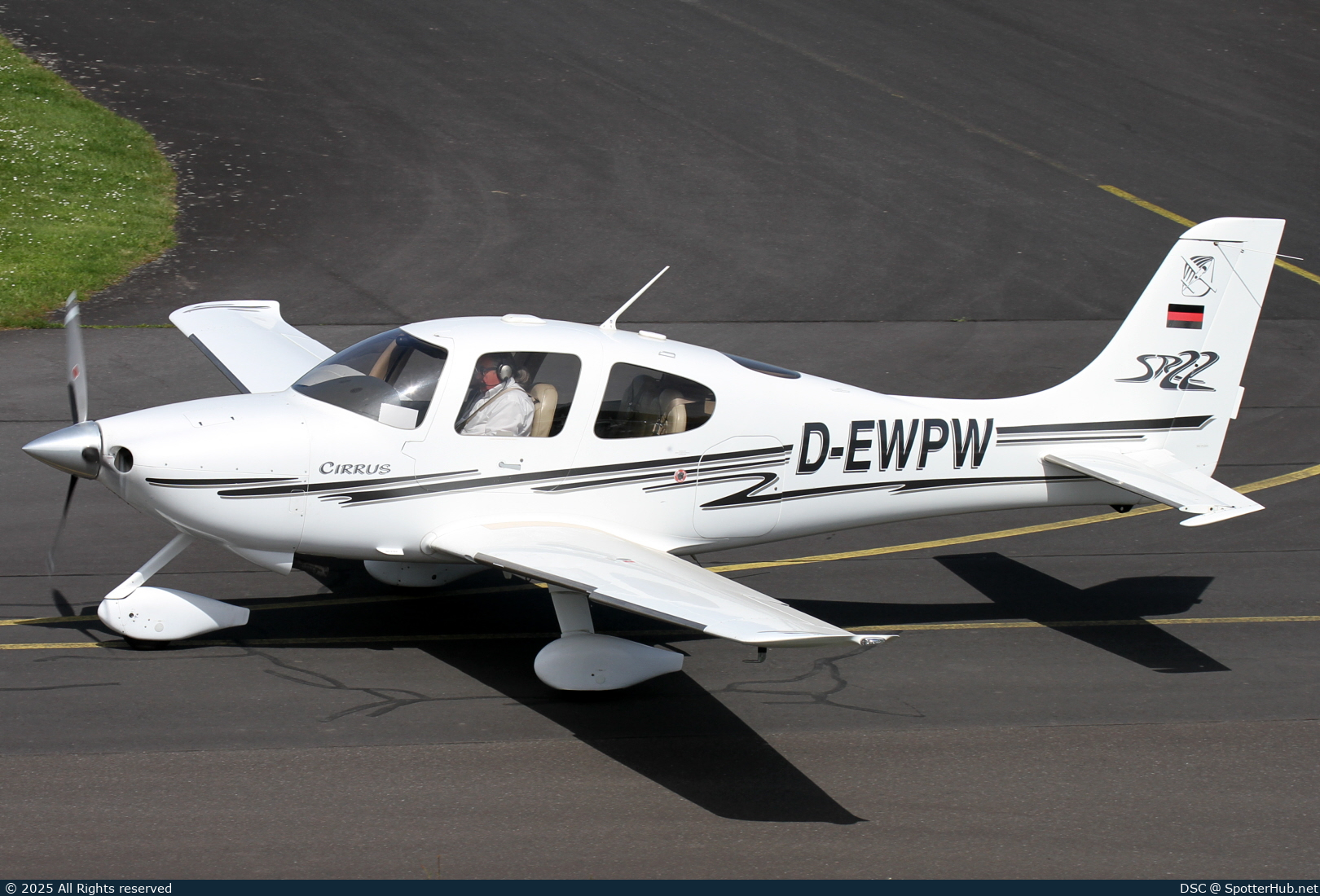 Photo of D-EWPW - Cirrus SR22 G1 operated by Private