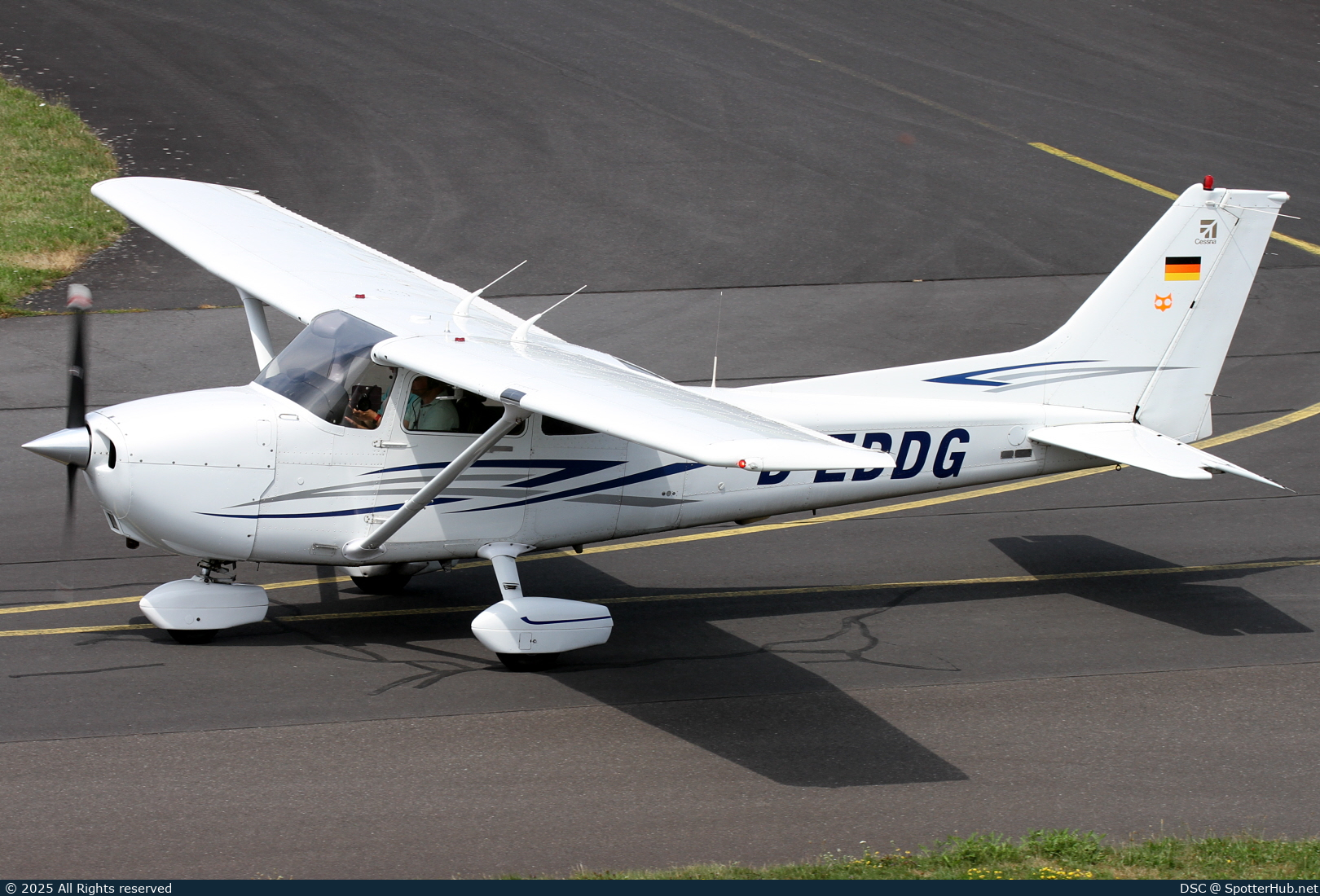 Photo of D-EDDG - Cessna 172S Skyhawk SP operated by Luftfahrtvereinigung Greven