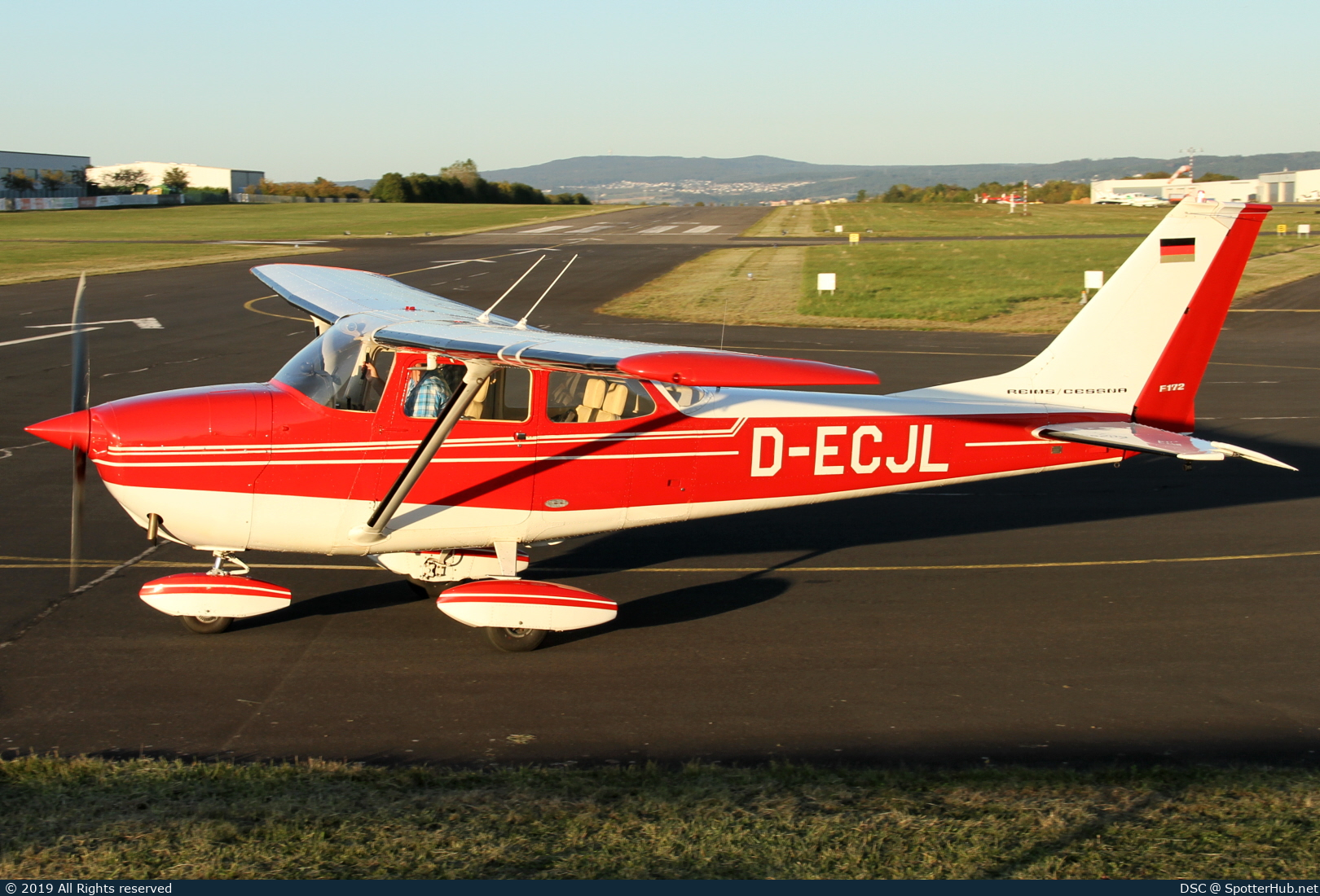 Photo of D-ECJL - Reims-Cessna F172H Skyhawk operated by Private