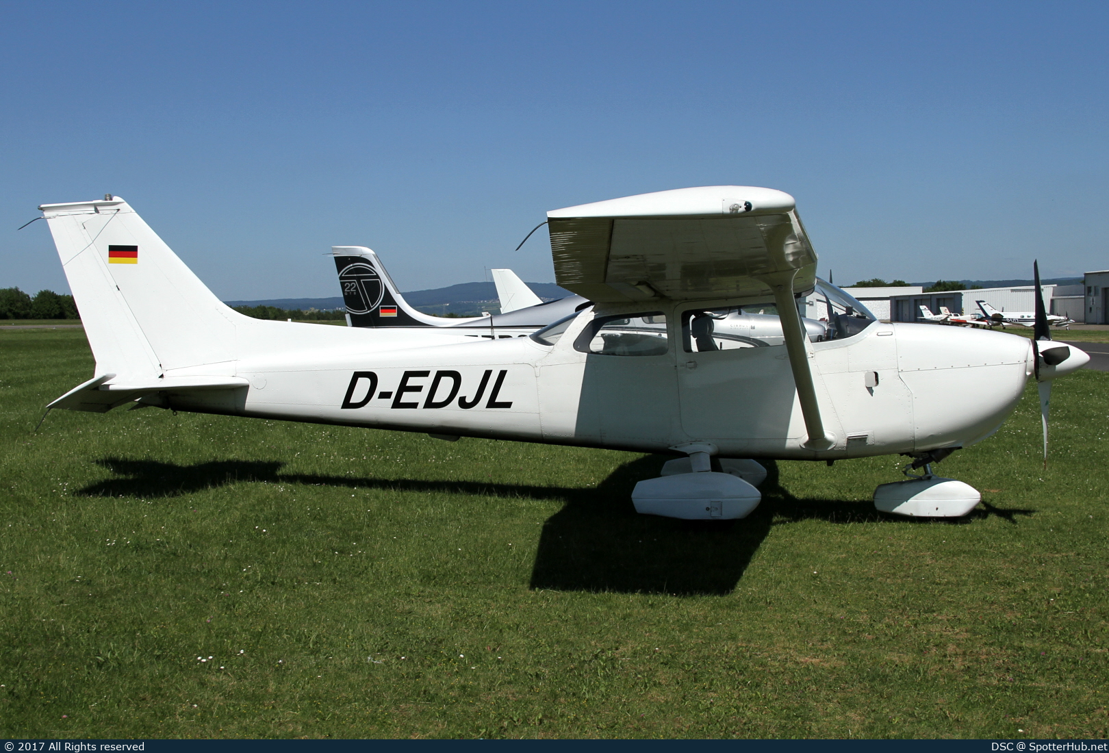 Photo of D-EDJL - Reims-Cessna F172M Skyhawk operated by Motorfluggruppe Dinslaken Schwarze-Heide