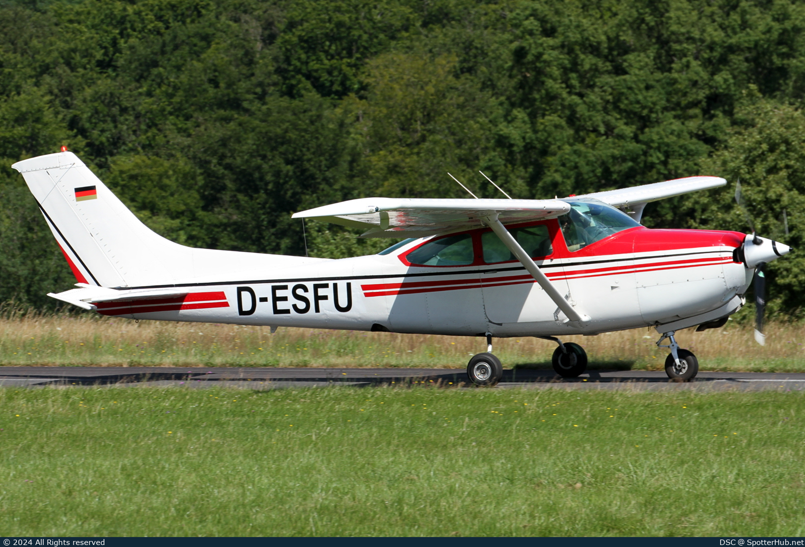 Photo of D-ESFU - Cessna TR182 Turbo Skylane RG operated by Private