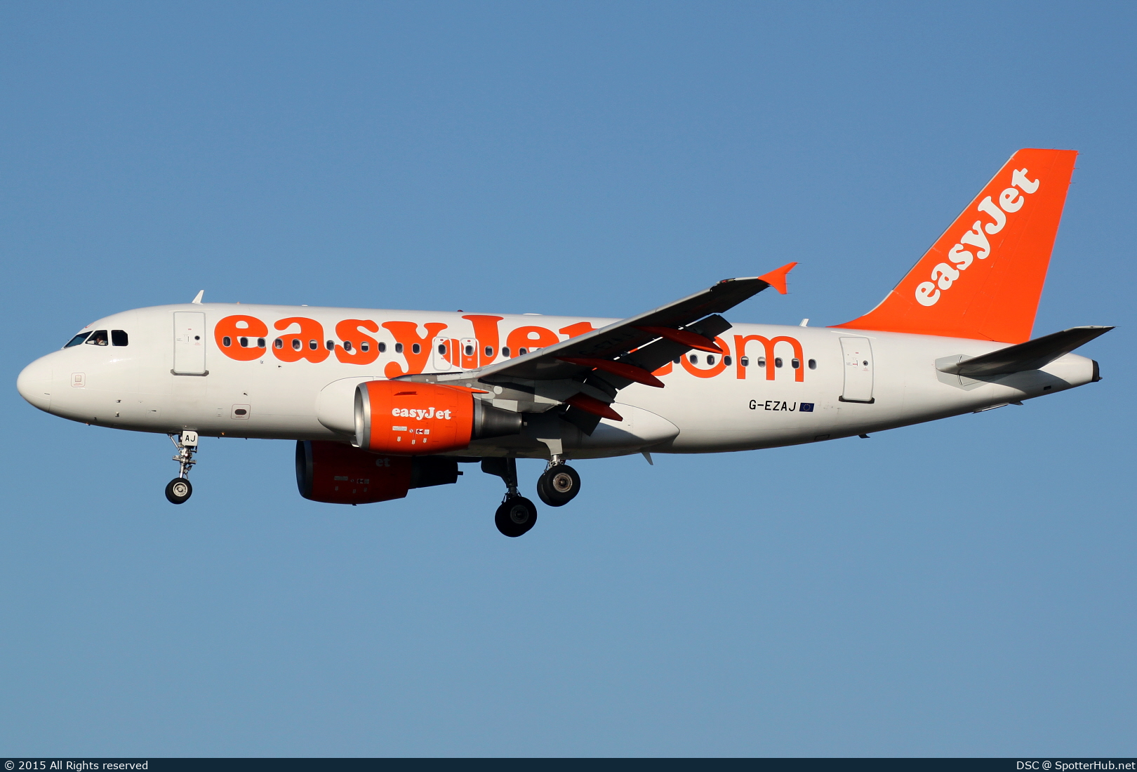 Photo of G-EZAJ - Airbus A319-111 operated by easyJet