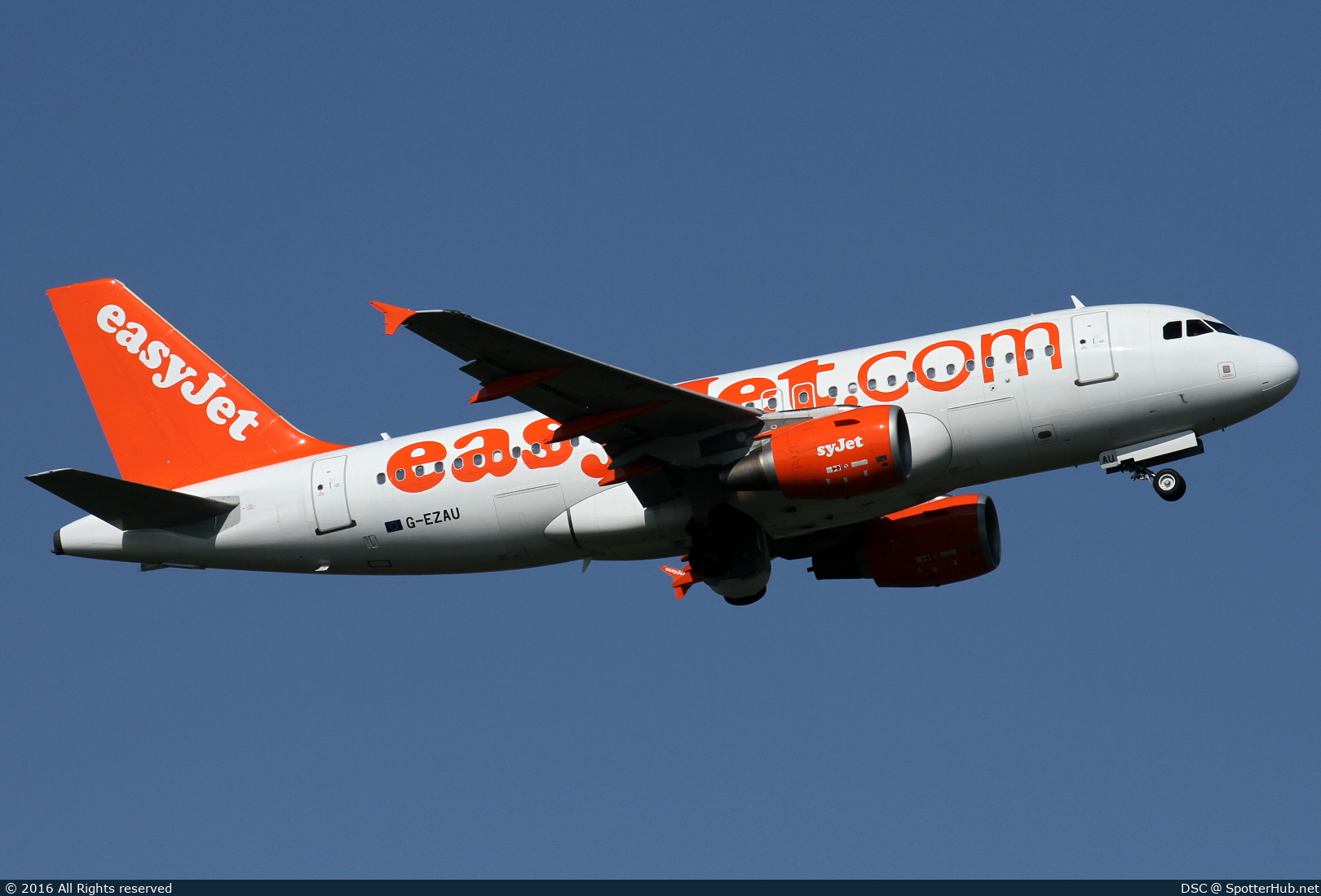 Photo of G-EZAU - Airbus A319-111 operated by easyJet