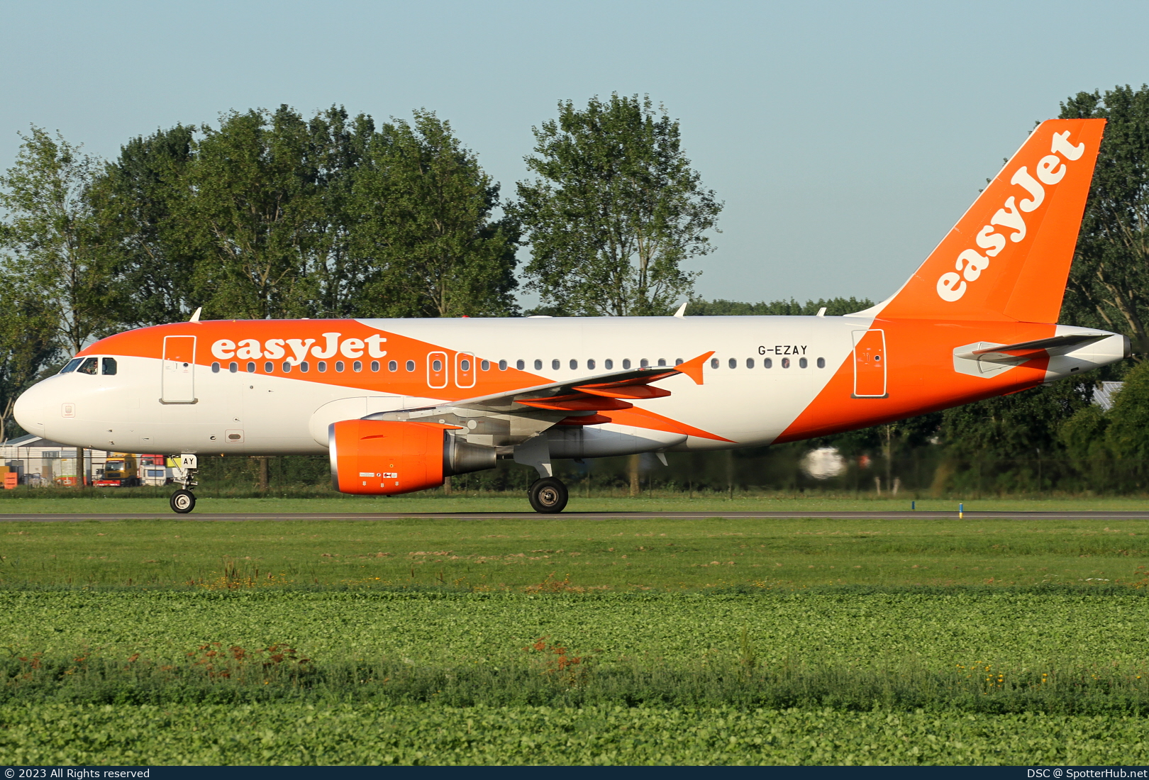 Photo of G-EZAY - Airbus A319-111 operated by easyJet