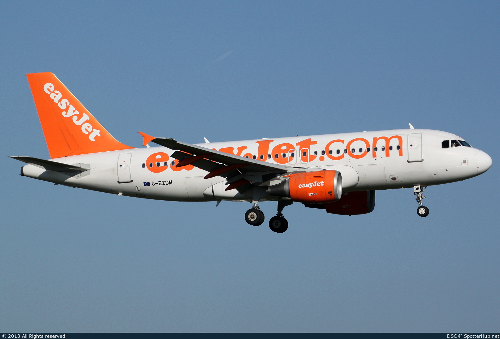 Photo of G-EZDM - Airbus A319-111 operated by easyJet