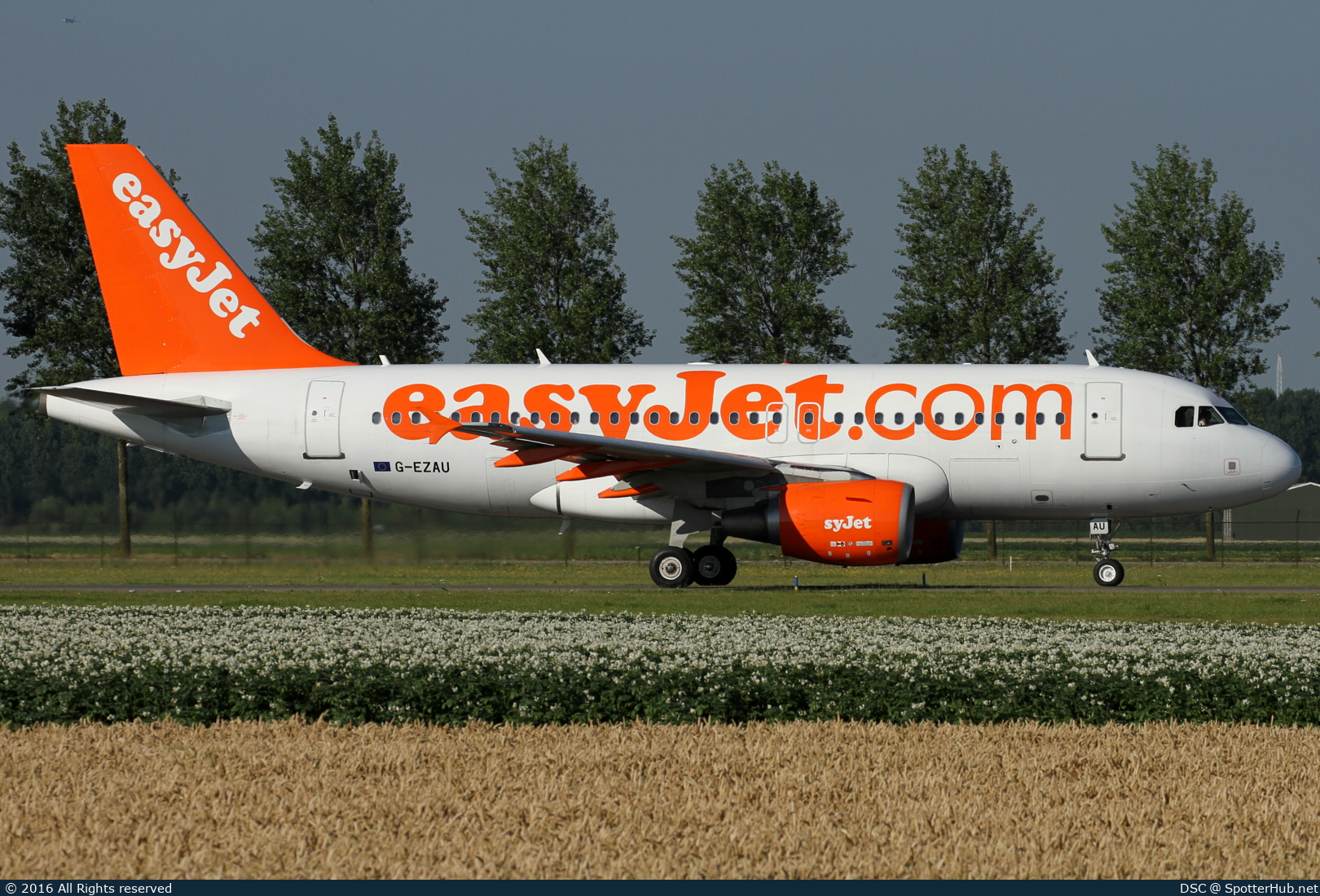 Photo of G-EZAU - Airbus A319-111 operated by easyJet