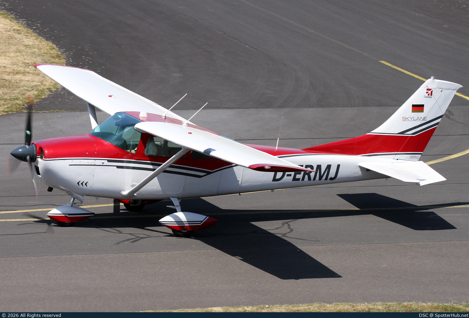 Photo of D-ERMJ - Cessna 182J Skylane operated by Private